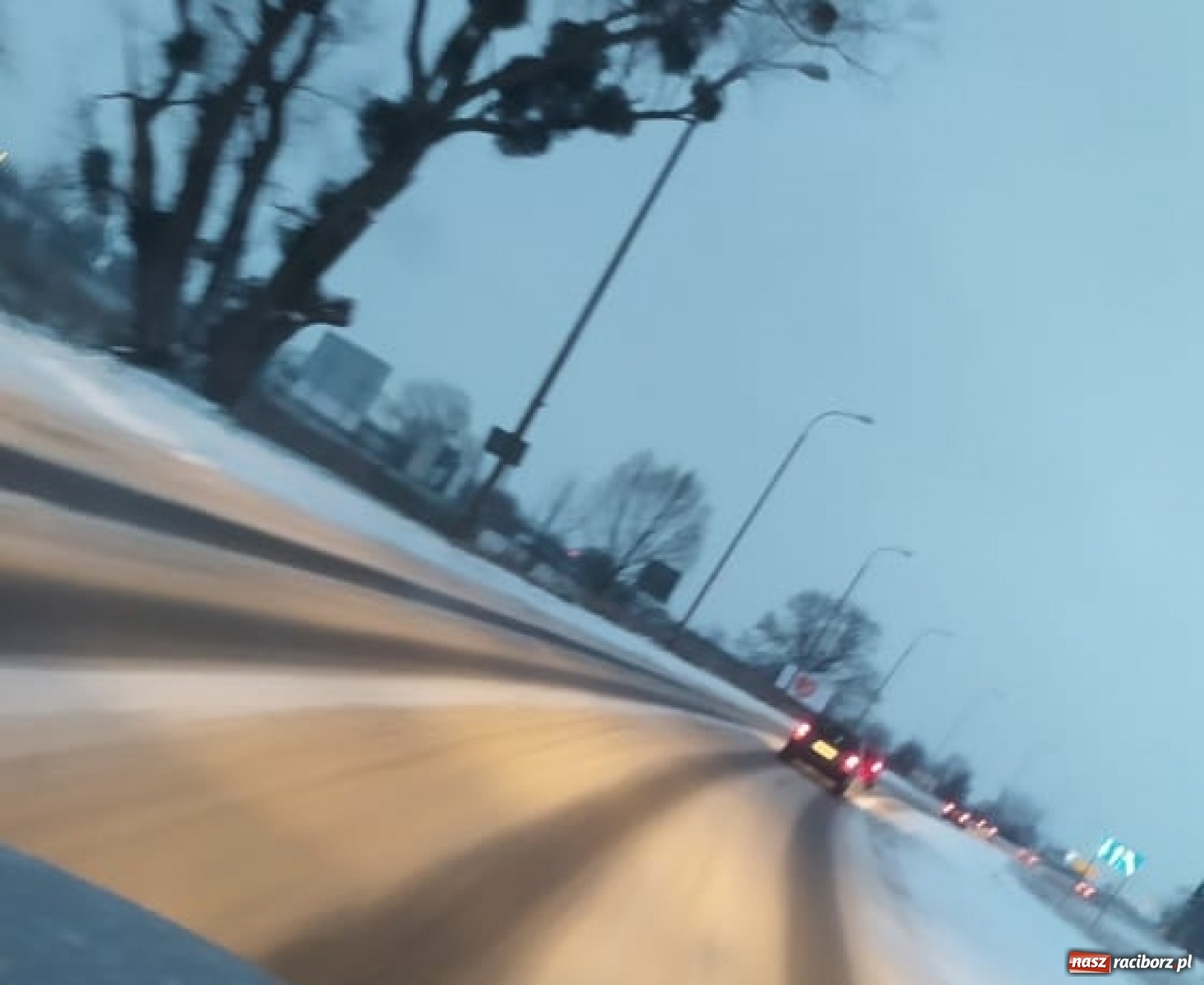 Zdjęcie w galerii na portalu naszraciborz.pl: Drogi toną w śniegu. Ratusz apeluje - zwolnijmy! wiadomości z regionu