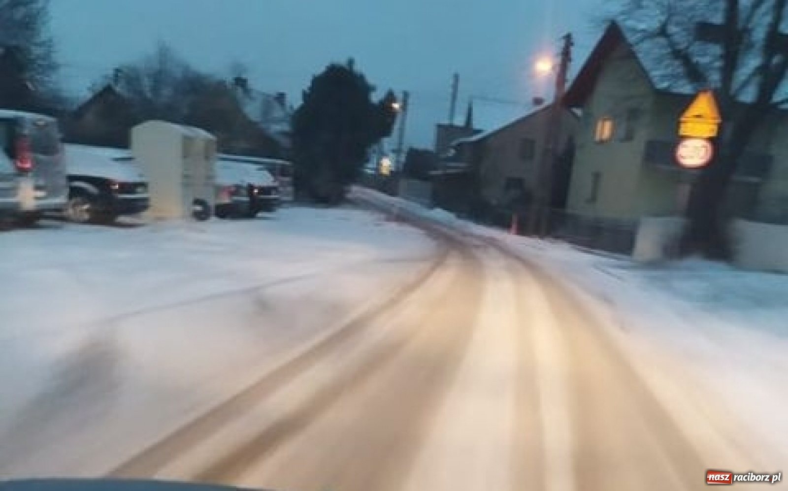 Zdjęcie w galerii na portalu naszraciborz.pl: Drogi toną w śniegu. Ratusz apeluje - zwolnijmy! wiadomości z regionu