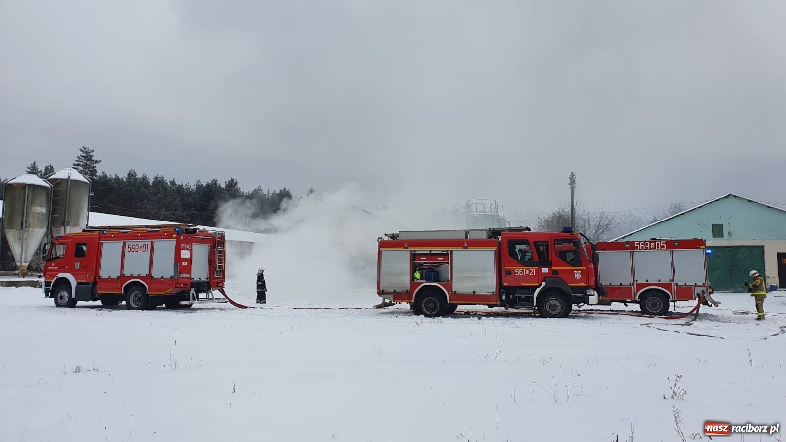 Zdjęcie w galerii na portalu naszraciborz.pl: Dym nad Rudami. Pożar na farmie drobiu wiadomości z regionu