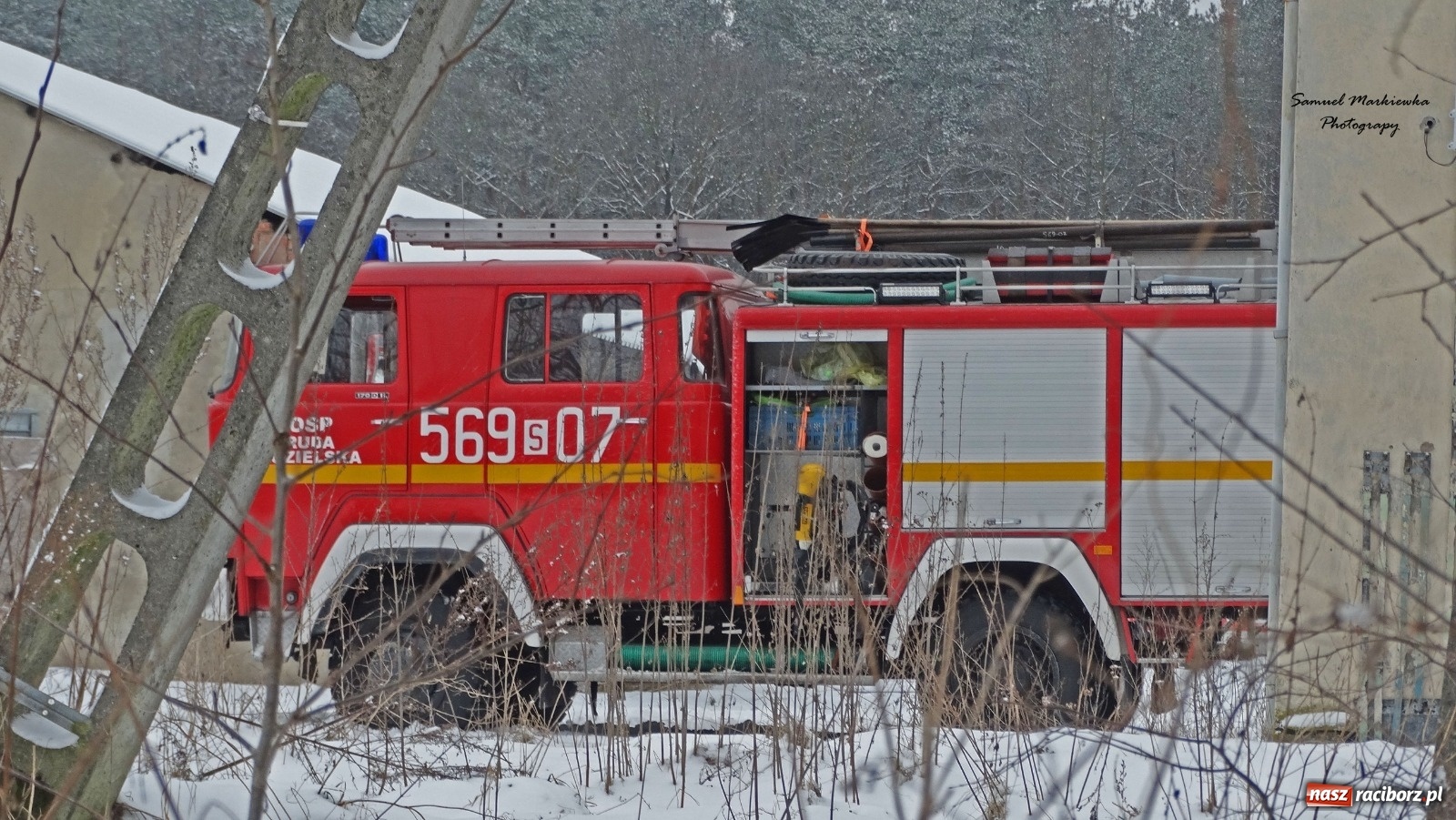 Zdjęcie w galerii na portalu naszraciborz.pl: Dym nad Rudami. Pożar na farmie drobiu wiadomości z regionu