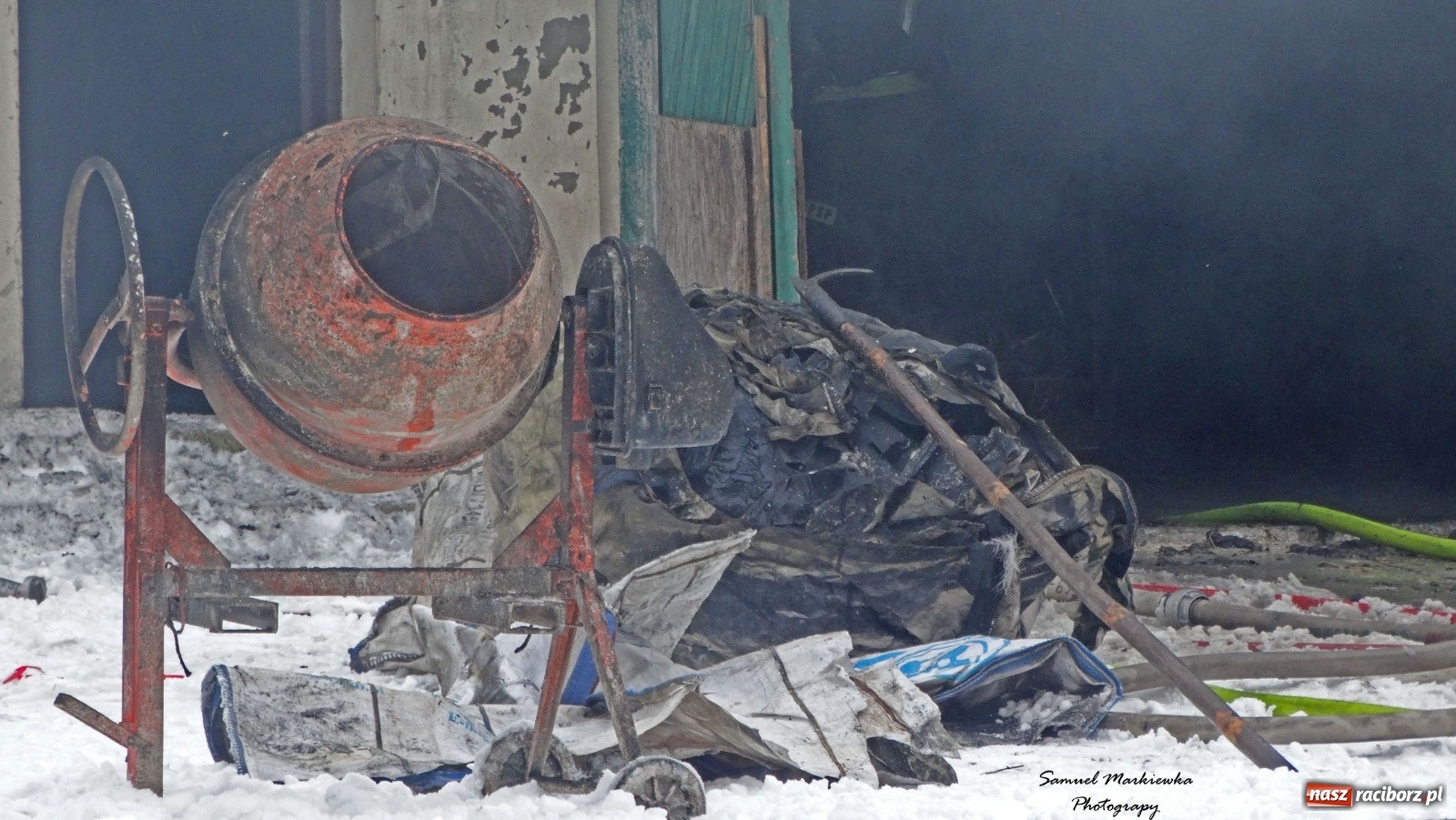 Zdjęcie w galerii na portalu naszraciborz.pl: Dym nad Rudami. Pożar na farmie drobiu wiadomości z regionu