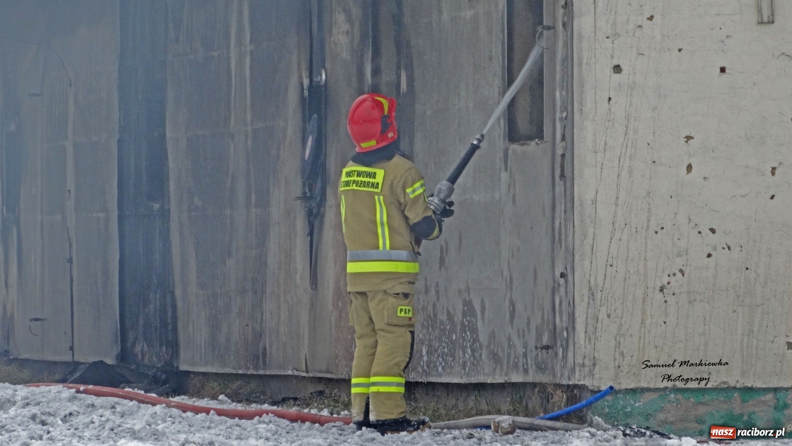 Zdjęcie w galerii na portalu naszraciborz.pl: Dym nad Rudami. Pożar na farmie drobiu wiadomości z regionu