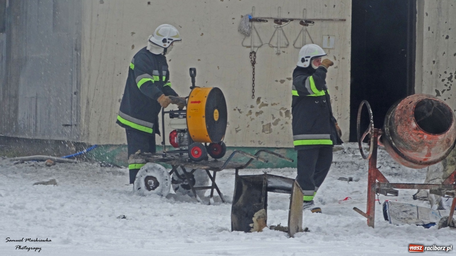 Zdjęcie w galerii na portalu naszraciborz.pl: Dym nad Rudami. Pożar na farmie drobiu wiadomości z regionu