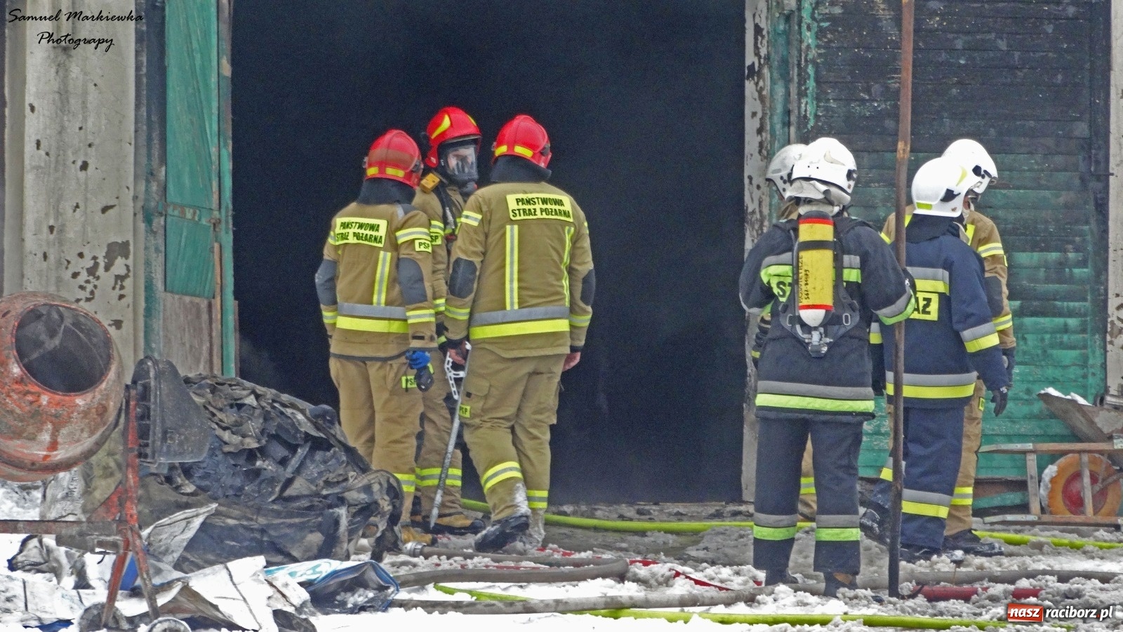 Zdjęcie w galerii na portalu naszraciborz.pl: Dym nad Rudami. Pożar na farmie drobiu wiadomości z regionu