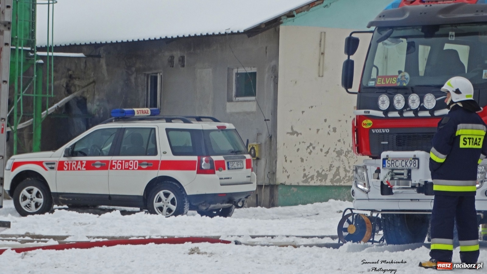 Zdjęcie w galerii na portalu naszraciborz.pl: Dym nad Rudami. Pożar na farmie drobiu wiadomości z regionu