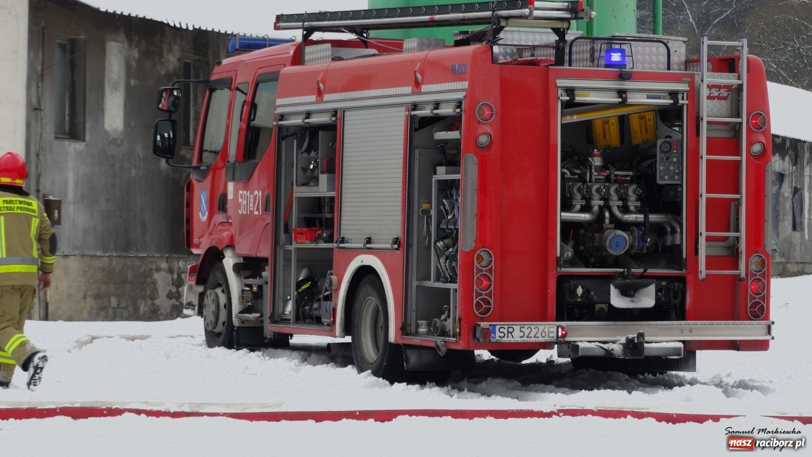 Zdjęcie w galerii na portalu naszraciborz.pl: Dym nad Rudami. Pożar na farmie drobiu wiadomości z regionu