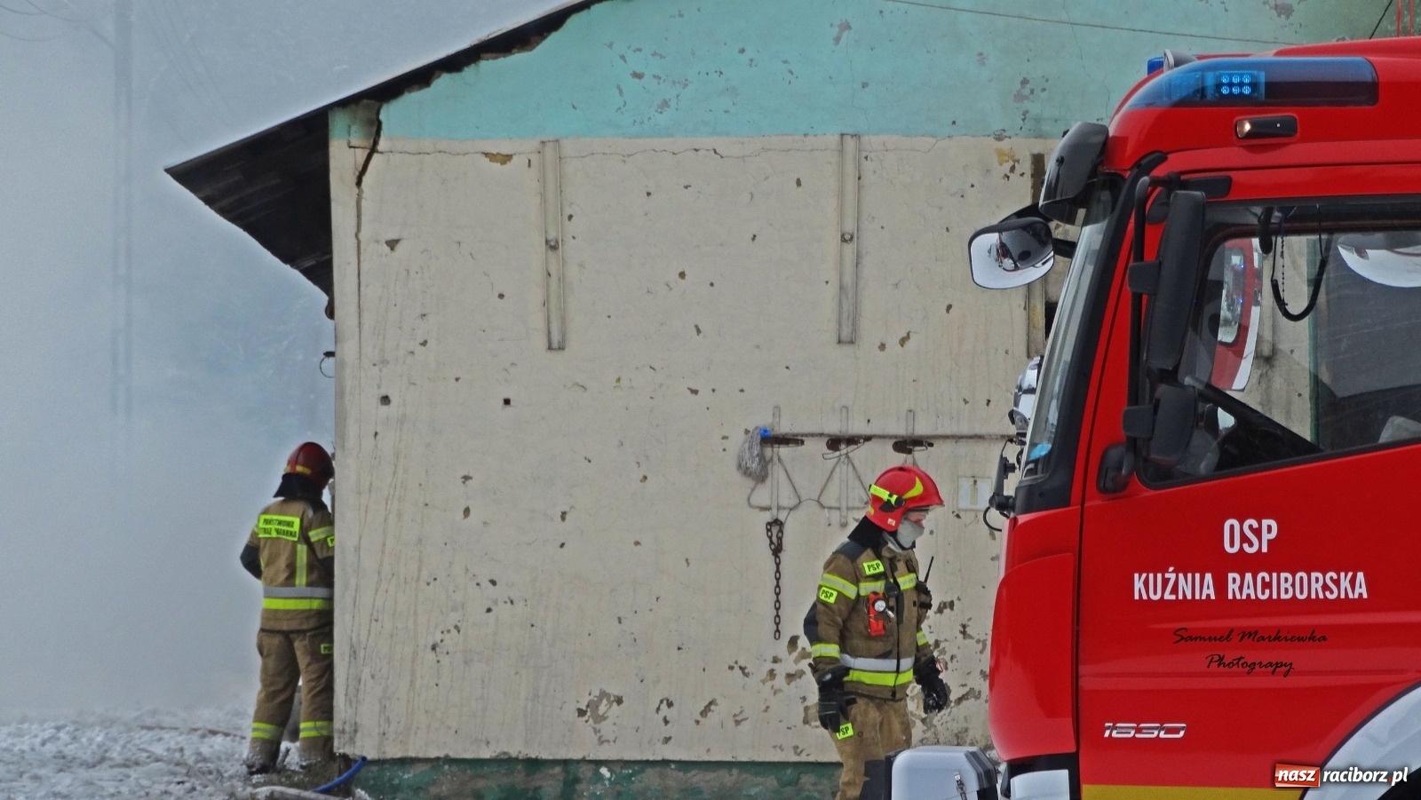 Zdjęcie w galerii na portalu naszraciborz.pl: Dym nad Rudami. Pożar na farmie drobiu wiadomości z regionu