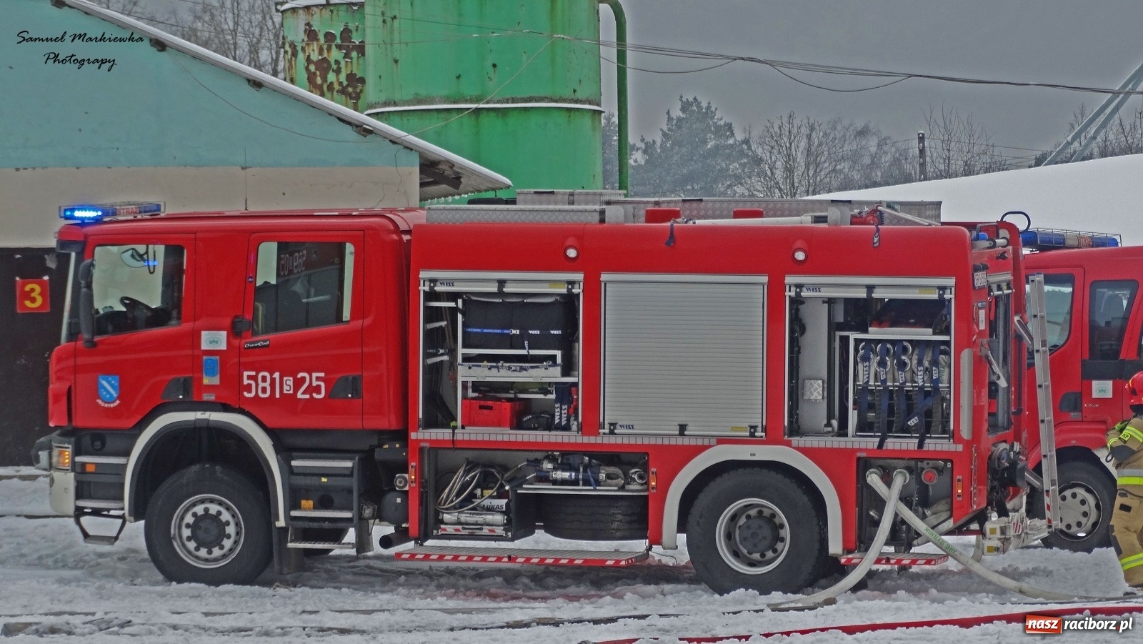 Zdjęcie w galerii na portalu naszraciborz.pl: Dym nad Rudami. Pożar na farmie drobiu wiadomości z regionu
