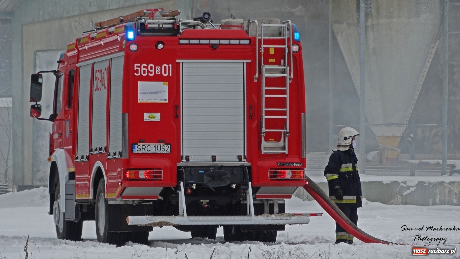 Zdjęcie w galerii na portalu naszraciborz.pl: Dym nad Rudami. Pożar na farmie drobiu wiadomości z regionu