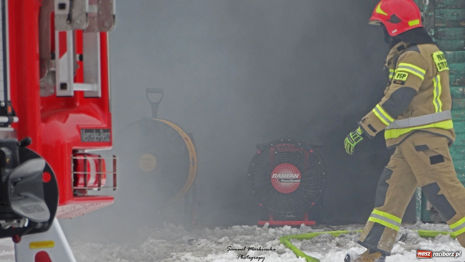 Zdjęcie w galerii na portalu naszraciborz.pl: Dym nad Rudami. Pożar na farmie drobiu wiadomości z regionu
