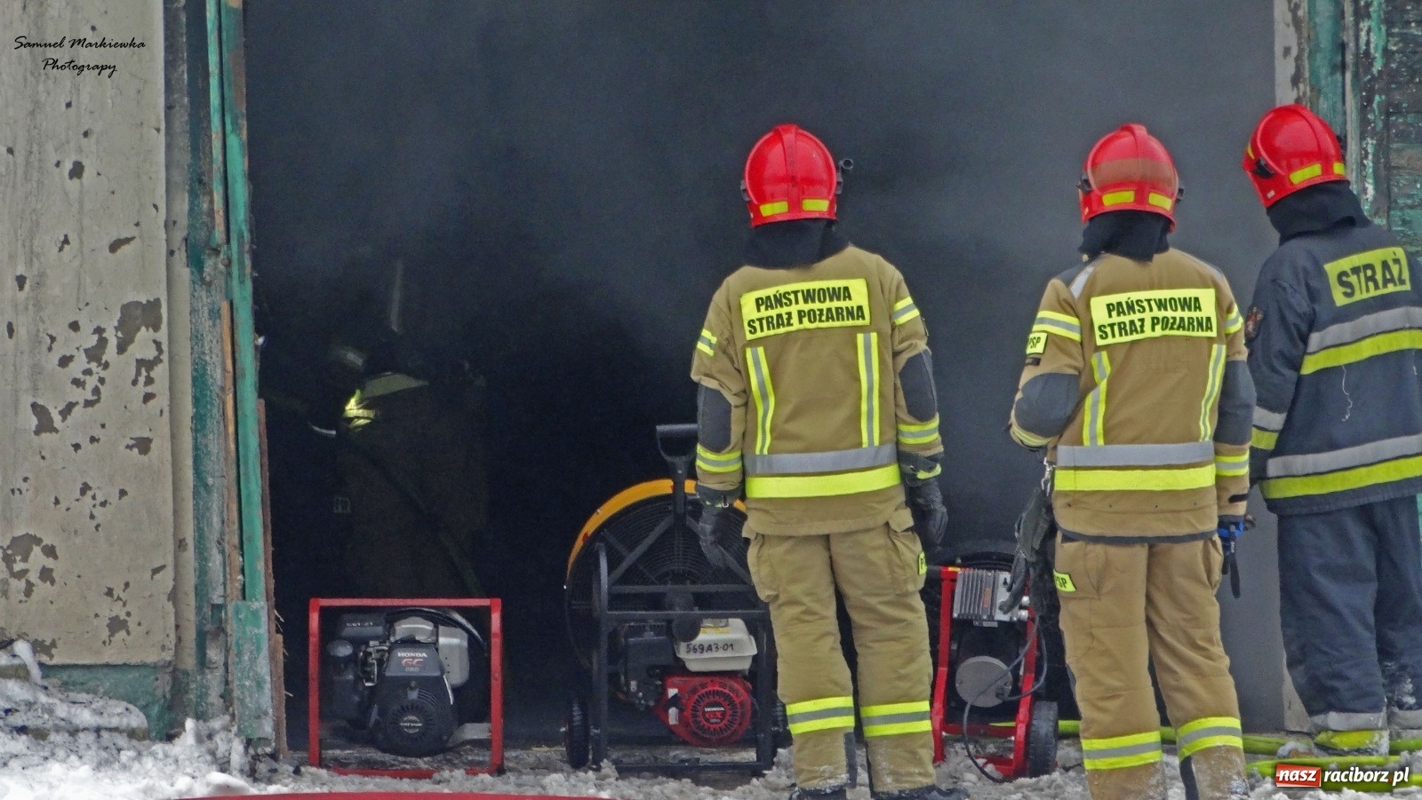 Zdjęcie w galerii na portalu naszraciborz.pl: Dym nad Rudami. Pożar na farmie drobiu wiadomości z regionu