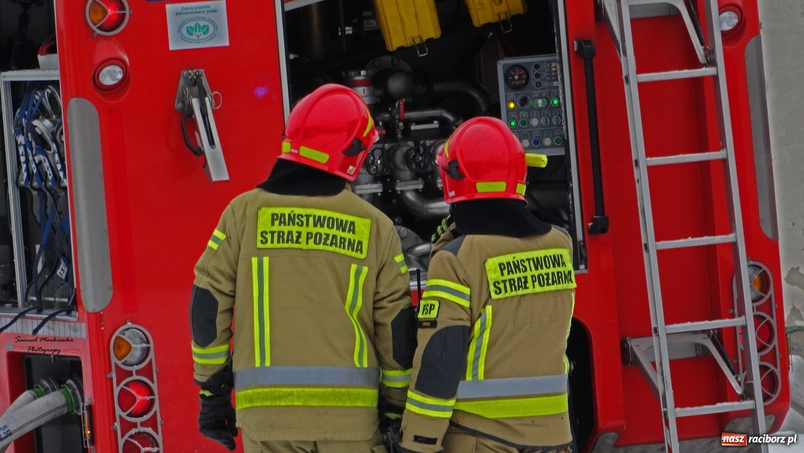 Zdjęcie w galerii na portalu naszraciborz.pl: Dym nad Rudami. Pożar na farmie drobiu wiadomości z regionu