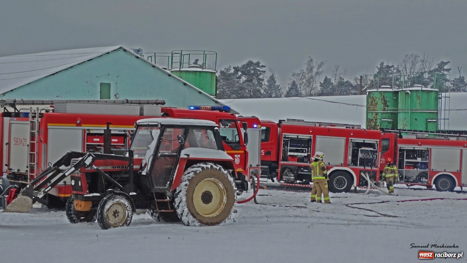 Zdjęcie w galerii na portalu naszraciborz.pl: Dym nad Rudami. Pożar na farmie drobiu wiadomości z regionu