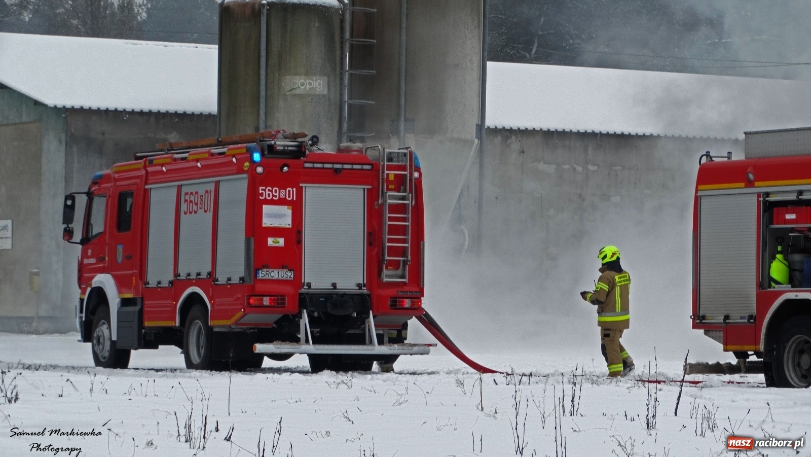 Zdjęcie w galerii na portalu naszraciborz.pl: Dym nad Rudami. Pożar na farmie drobiu wiadomości z regionu
