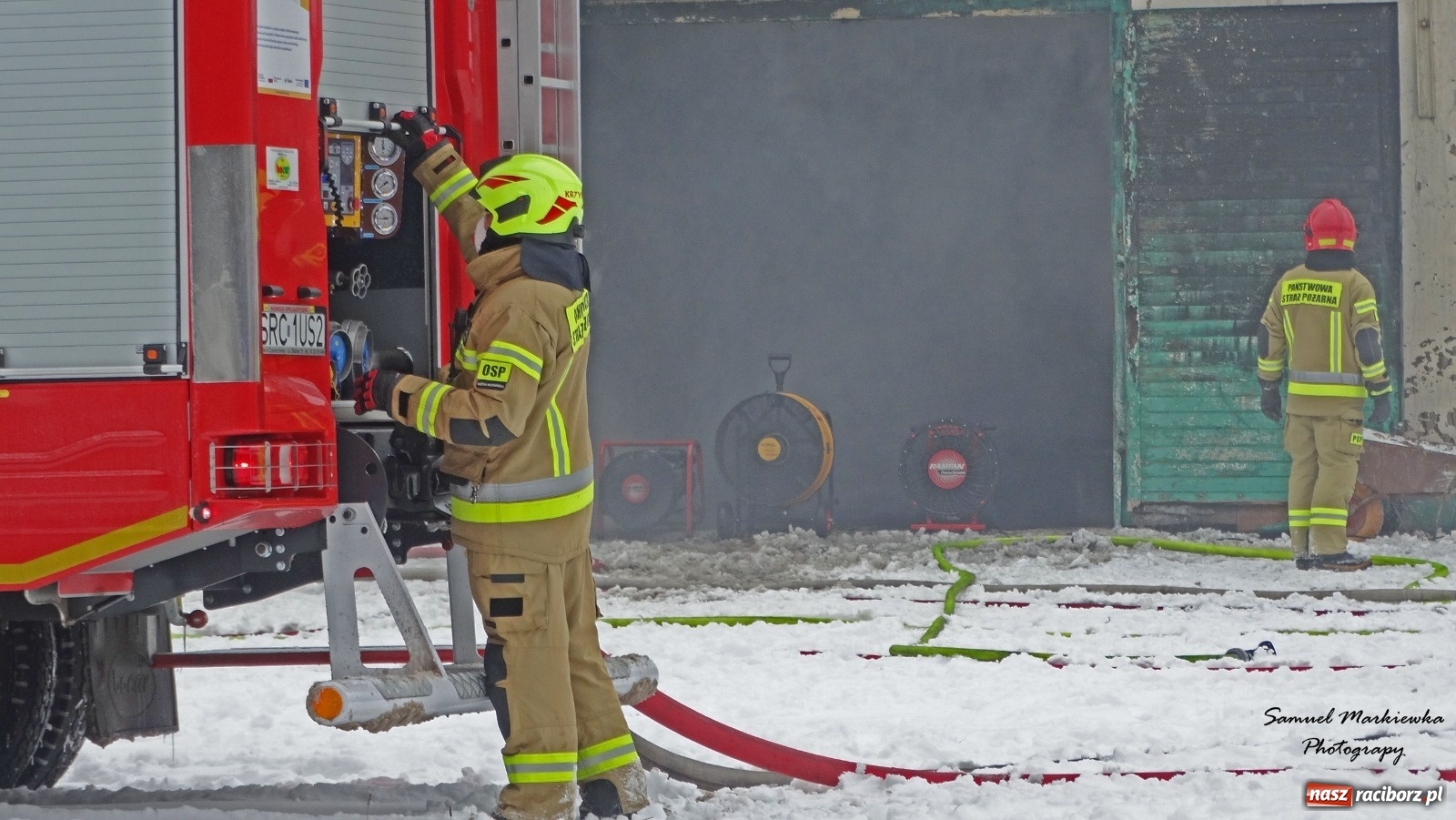 Zdjęcie w galerii na portalu naszraciborz.pl: Dym nad Rudami. Pożar na farmie drobiu wiadomości z regionu