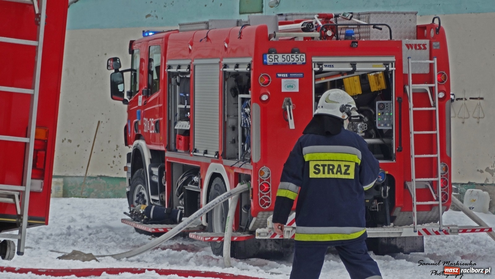 Zdjęcie w galerii na portalu naszraciborz.pl: Dym nad Rudami. Pożar na farmie drobiu wiadomości z regionu