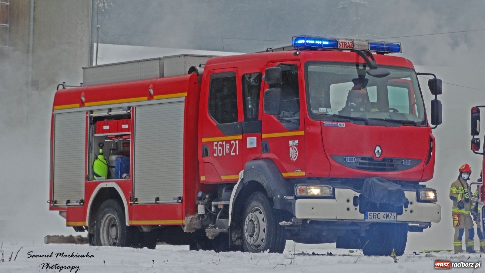 Zdjęcie w galerii na portalu naszraciborz.pl: Dym nad Rudami. Pożar na farmie drobiu wiadomości z regionu