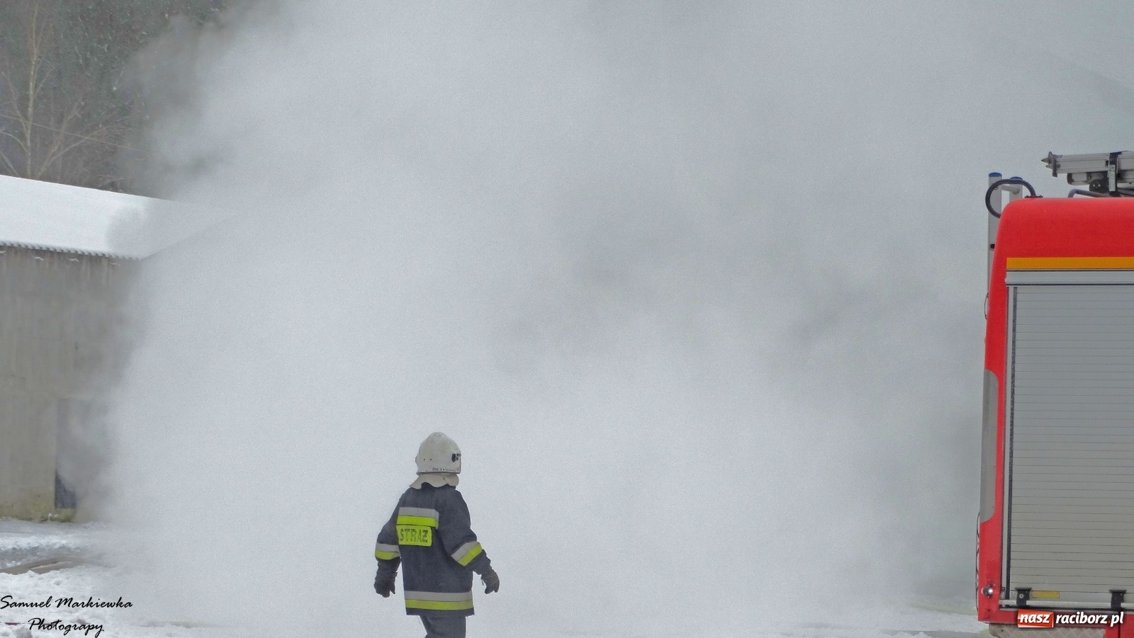 Zdjęcie w galerii na portalu naszraciborz.pl: Dym nad Rudami. Pożar na farmie drobiu wiadomości z regionu