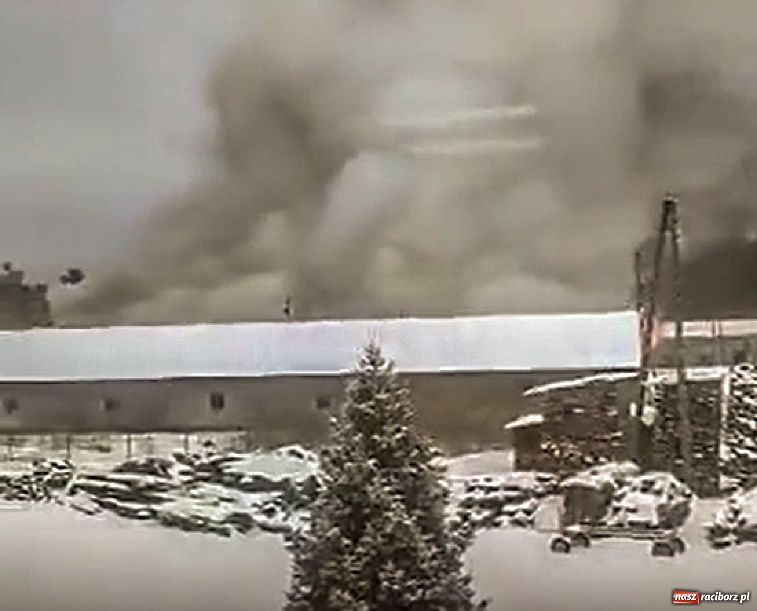 Zdjęcie w galerii na portalu naszraciborz.pl: Dym nad Rudami. Pożar na farmie drobiu wiadomości z regionu