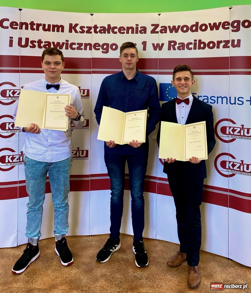 Zdjęcie w galerii na portalu naszraciborz.pl: Stypendyści Prezesa Rady Ministrów z CKZiU nr 1 w Raciborzu wiadomości z regionu