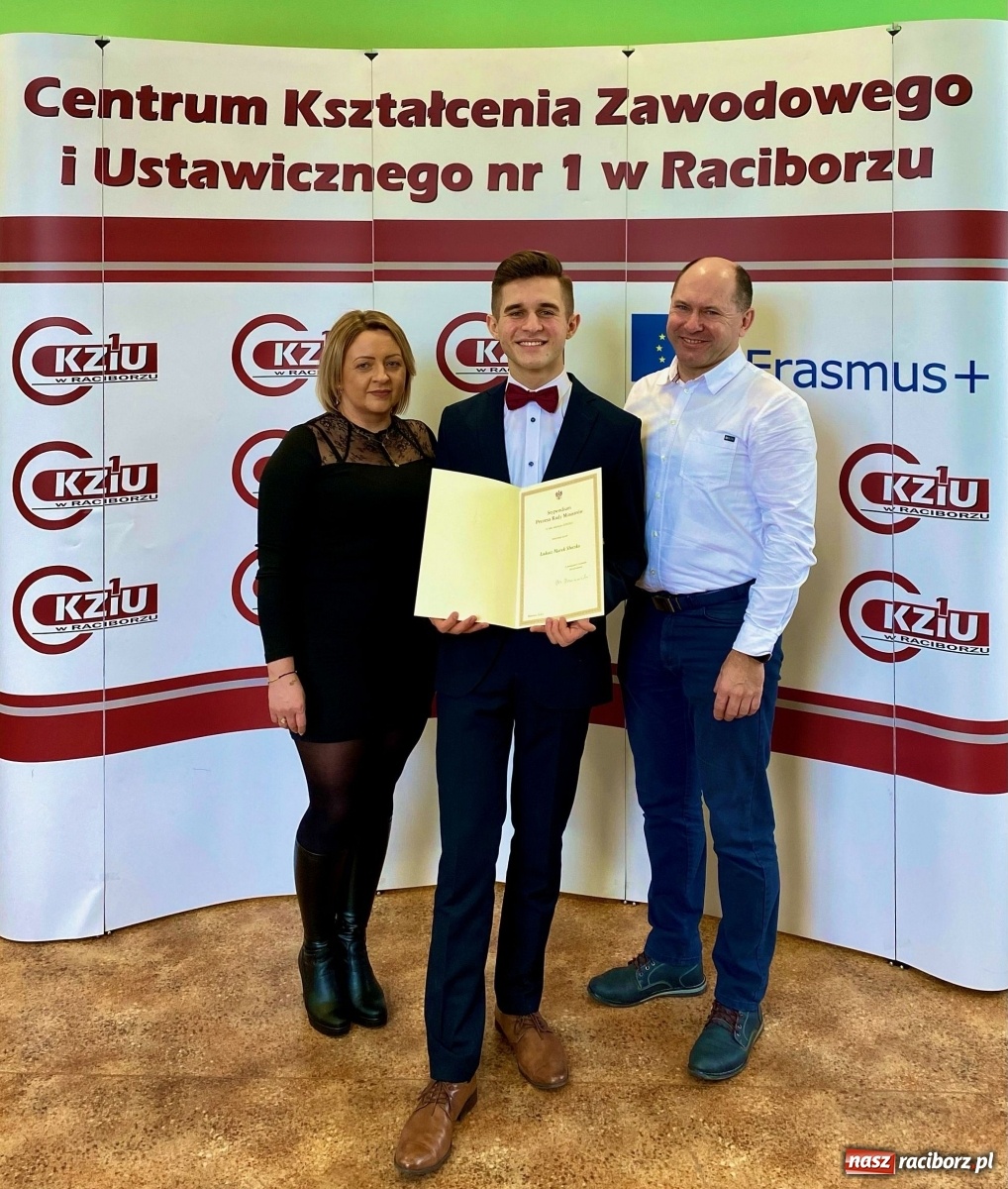 Zdjęcie w galerii na portalu naszraciborz.pl: Stypendyści Prezesa Rady Ministrów z CKZiU nr 1 w Raciborzu wiadomości z regionu