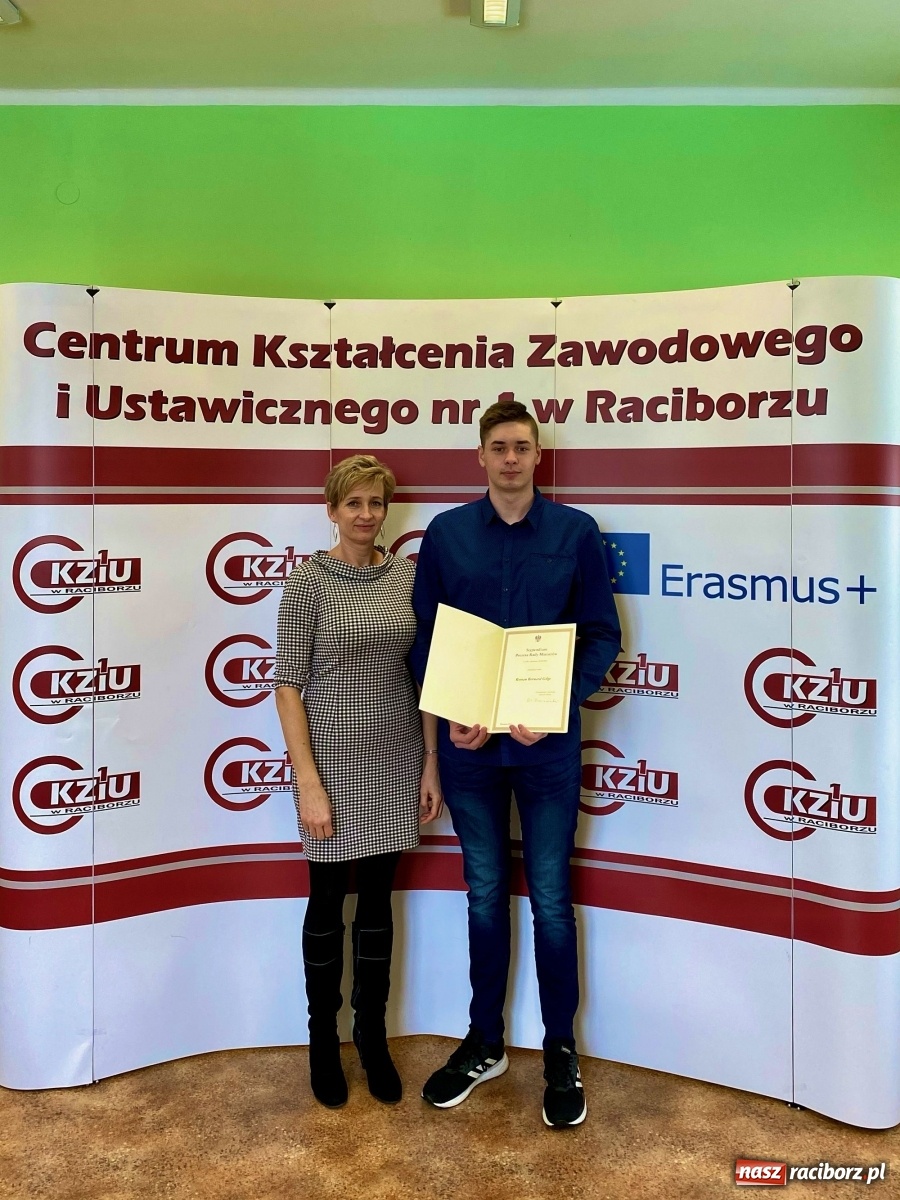 Zdjęcie w galerii na portalu naszraciborz.pl: Stypendyści Prezesa Rady Ministrów z CKZiU nr 1 w Raciborzu wiadomości z regionu