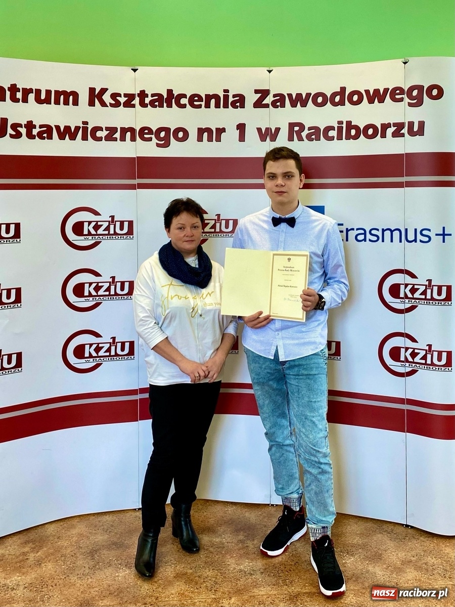 Zdjęcie w galerii na portalu naszraciborz.pl: Stypendyści Prezesa Rady Ministrów z CKZiU nr 1 w Raciborzu wiadomości z regionu