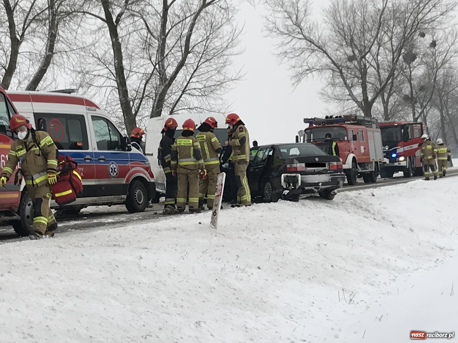 Zdjęcie w galerii na portalu naszraciborz.pl: Czołowe zderzenie na DW 416 w Żerdzinach [FOTO] wiadomości z regionu