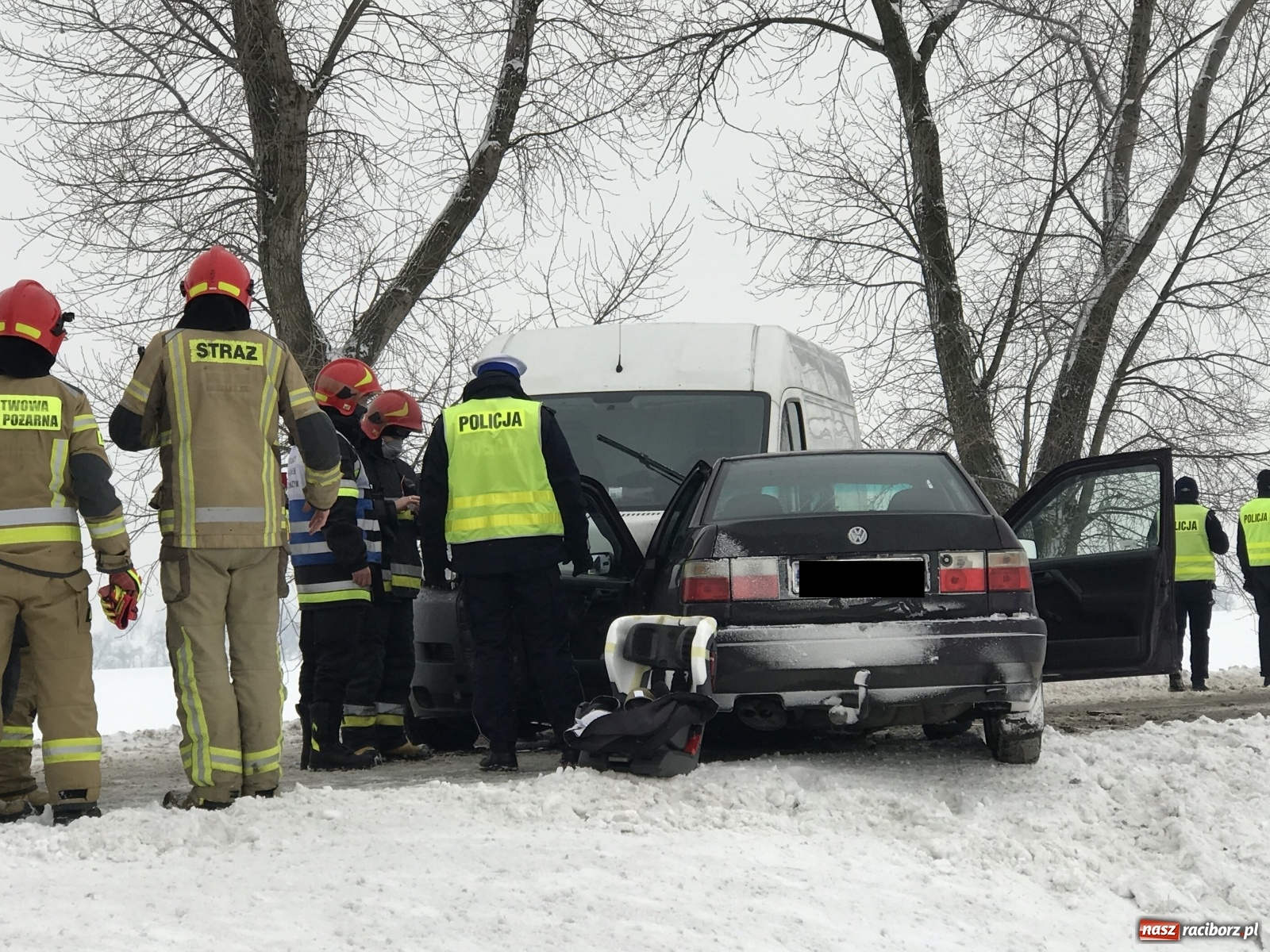 Zdjęcie w galerii na portalu naszraciborz.pl: Czołowe zderzenie na DW 416 w Żerdzinach [FOTO] wiadomości z regionu