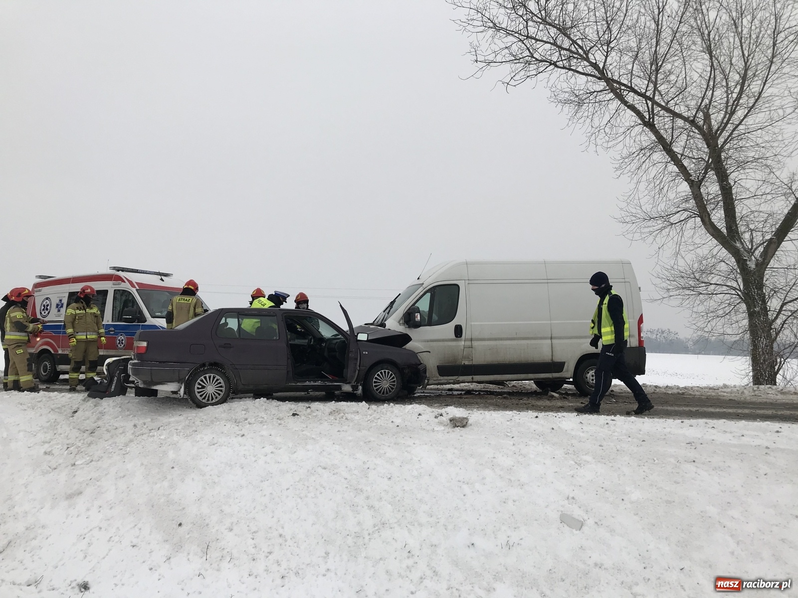 Zdjęcie w galerii na portalu naszraciborz.pl: Czołowe zderzenie na DW 416 w Żerdzinach [FOTO] wiadomości z regionu
