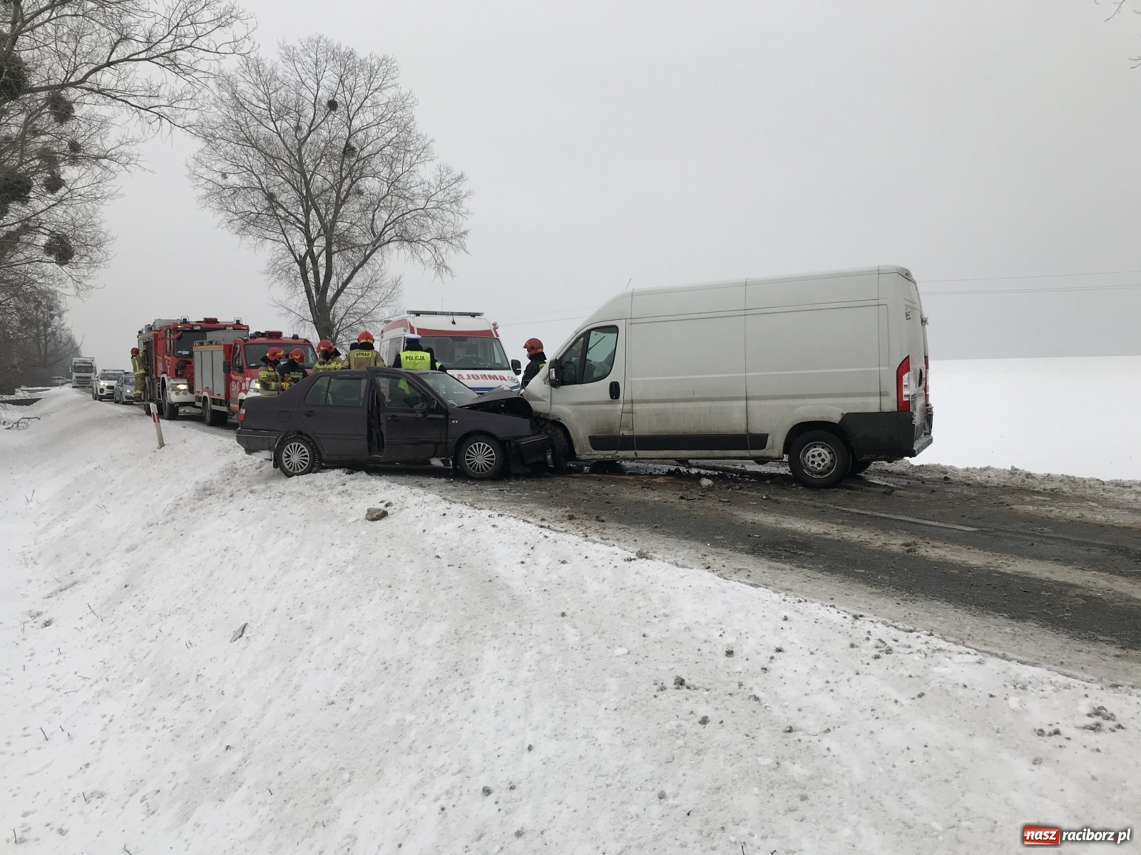 Zdjęcie w galerii na portalu naszraciborz.pl: Czołowe zderzenie na DW 416 w Żerdzinach [FOTO] wiadomości z regionu