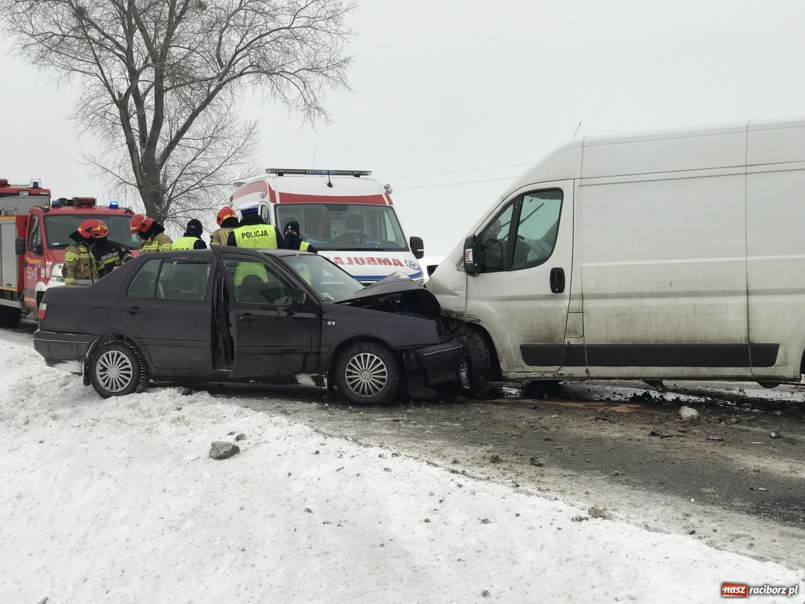 Zdjęcie w galerii na portalu naszraciborz.pl: Czołowe zderzenie na DW 416 w Żerdzinach [FOTO] wiadomości z regionu