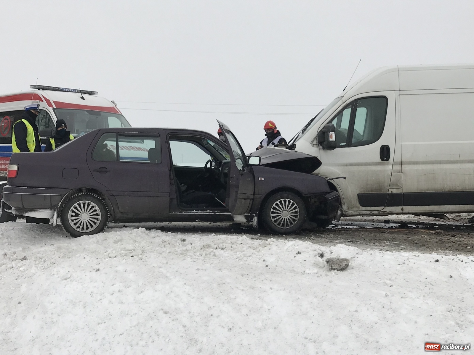 Zdjęcie w galerii na portalu naszraciborz.pl: Czołowe zderzenie na DW 416 w Żerdzinach [FOTO] wiadomości z regionu