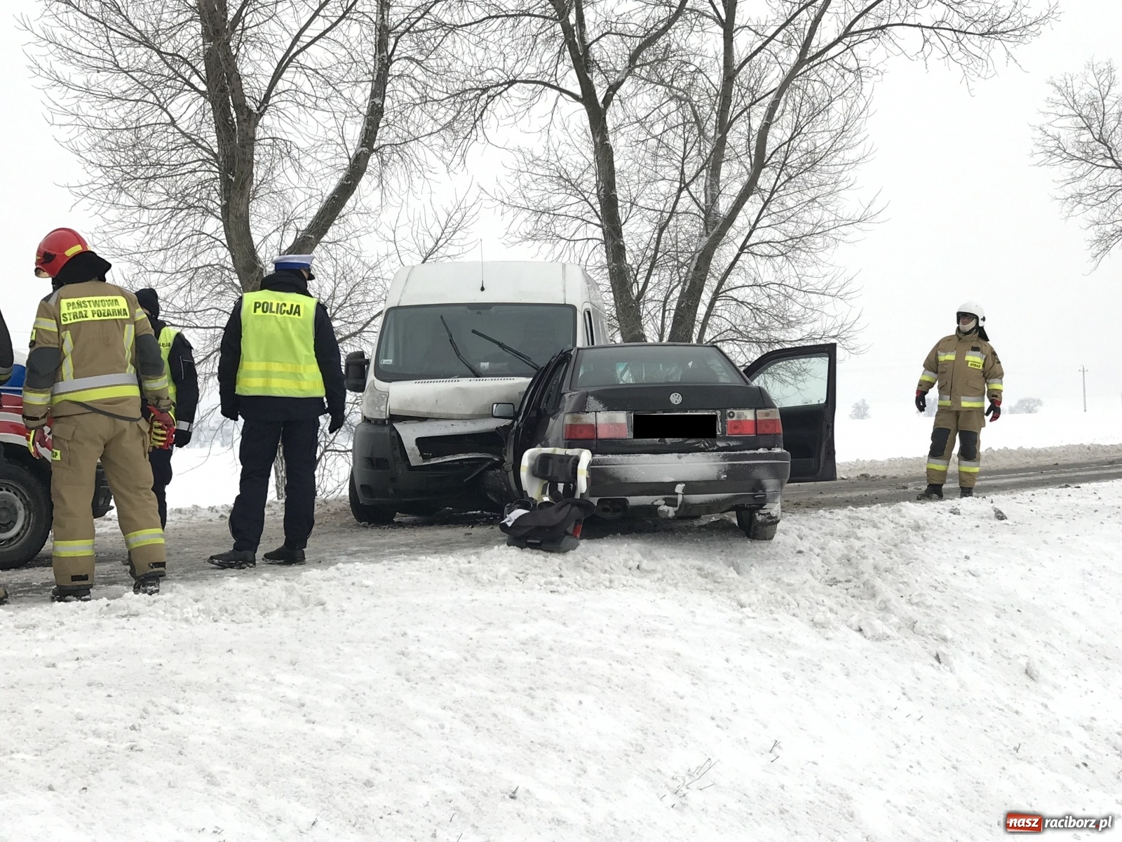 Zdjęcie w galerii na portalu naszraciborz.pl: Czołowe zderzenie na DW 416 w Żerdzinach [FOTO] wiadomości z regionu