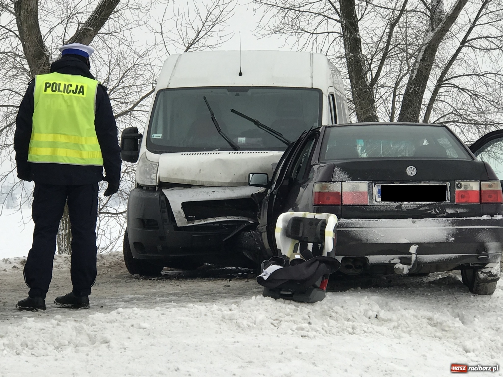 Zdjęcie w galerii na portalu naszraciborz.pl: Czołowe zderzenie na DW 416 w Żerdzinach [FOTO] wiadomości z regionu