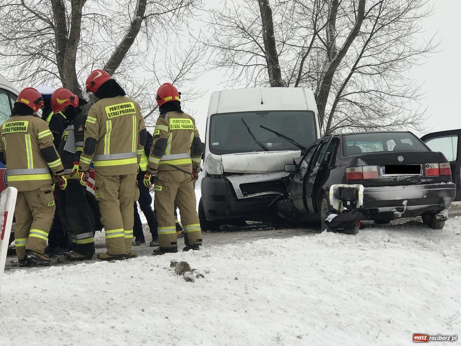 Zdjęcie w galerii na portalu naszraciborz.pl: Czołowe zderzenie na DW 416 w Żerdzinach [FOTO] wiadomości z regionu