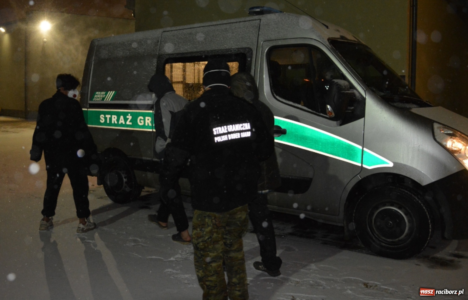 Zdjęcie w galerii na portalu naszraciborz.pl: Śląscy pogranicznicy ujawnili cudzoziemców przewożonych nielegalnie w ciężarówkach wiadomości z regionu