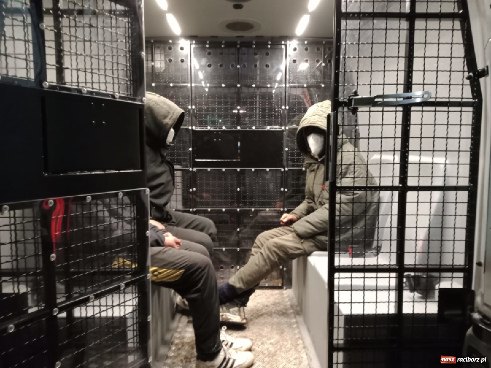 Zdjęcie w galerii na portalu naszraciborz.pl: Śląscy pogranicznicy ujawnili cudzoziemców przewożonych nielegalnie w ciężarówkach wiadomości z regionu