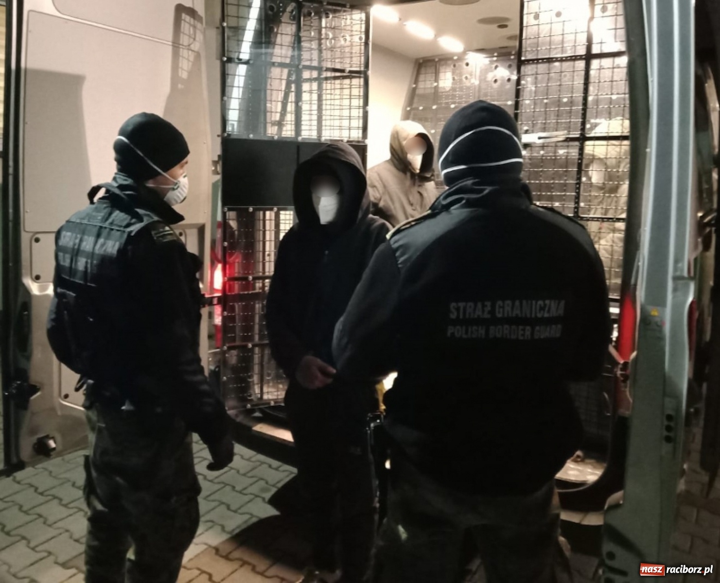 Zdjęcie w galerii na portalu naszraciborz.pl: Śląscy pogranicznicy ujawnili cudzoziemców przewożonych nielegalnie w ciężarówkach wiadomości z regionu