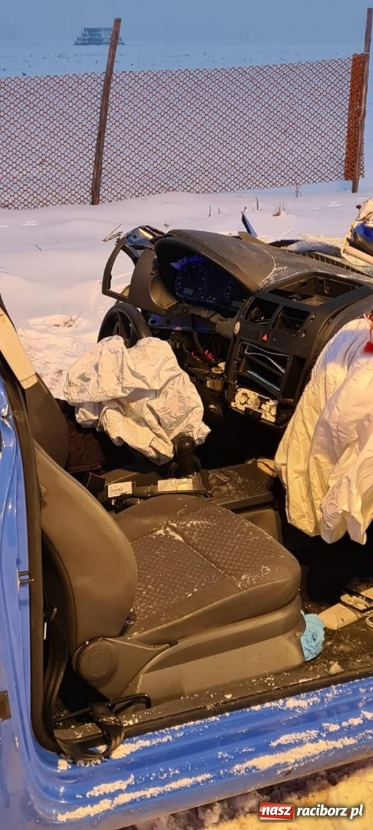 Zdjęcie w galerii na portalu naszraciborz.pl: Zderzenie na trasie Tworków-Krzyżanowice. Ranne dwie kobiety wiadomości z regionu