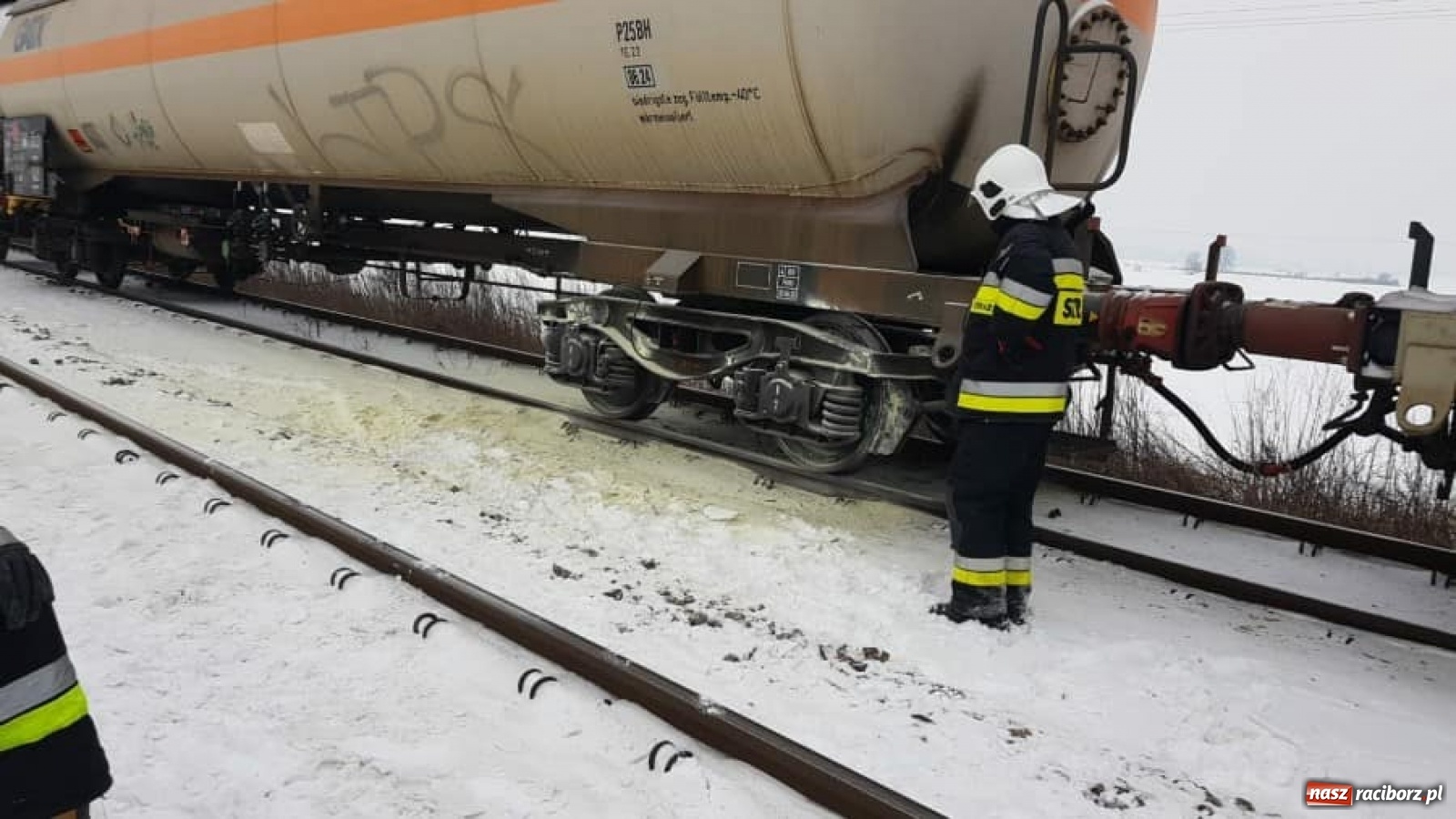 Zdjęcie w galerii na portalu naszraciborz.pl: Akcja na trasie kolejowej Chałupki-Racibórz. Maszynista wezwał strażaków wiadomości z regionu