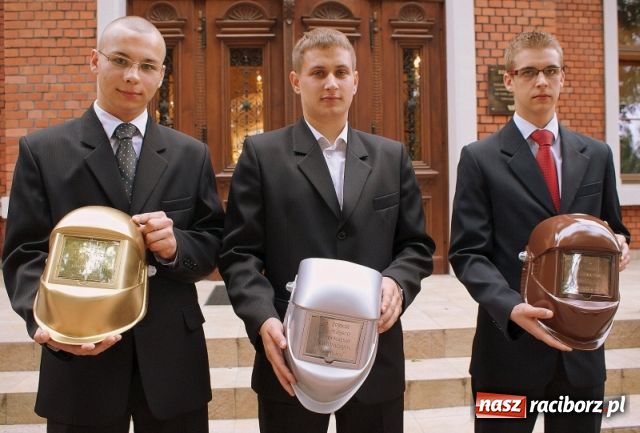 Zdjęcie w galerii na portalu naszraciborz.pl: Absolwent uszyty na miarę wiadomości z regionu