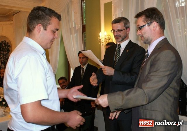 Zdjęcie w galerii na portalu naszraciborz.pl: Absolwent uszyty na miarę wiadomości z regionu