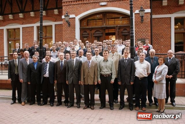 Zdjęcie w galerii na portalu naszraciborz.pl: Absolwent uszyty na miarę wiadomości z regionu