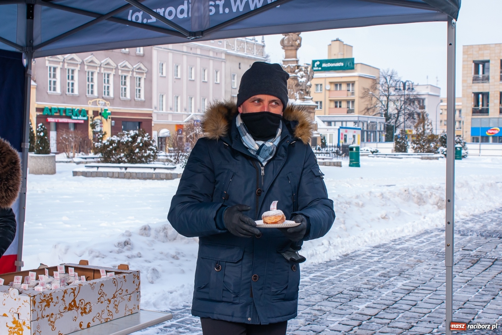 Zdjęcie w galerii na portalu naszraciborz.pl: Prezydent rozdaje pączki na Rynku [FOTO] wiadomości z regionu