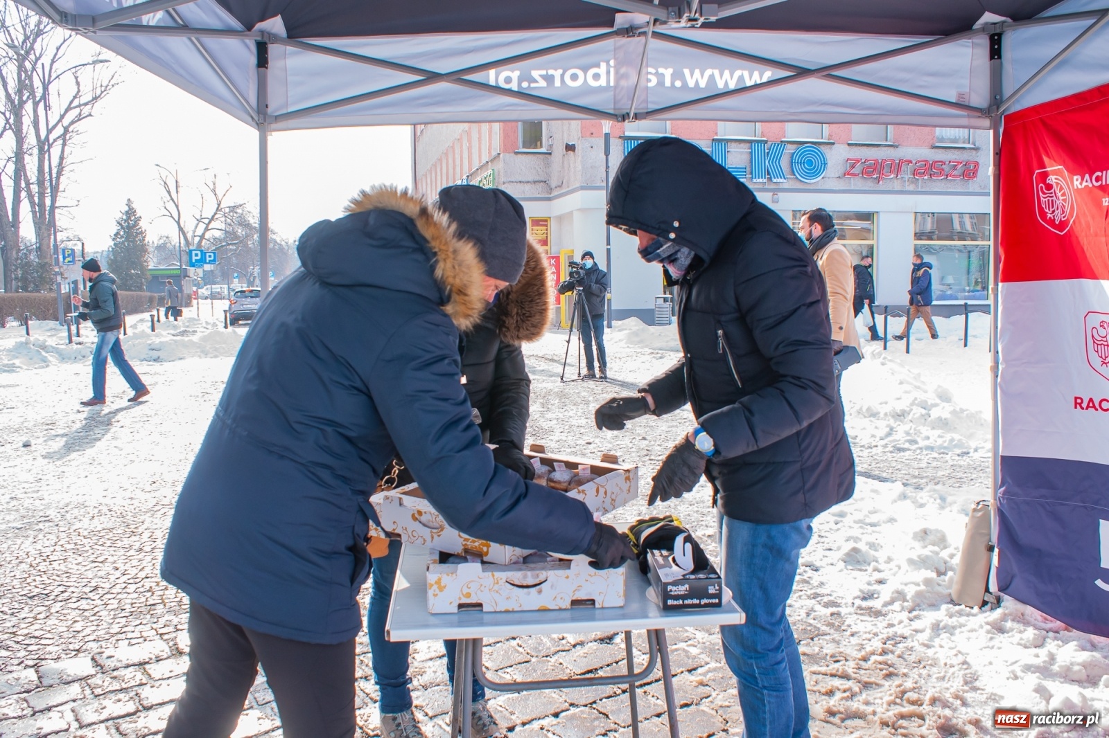 Zdjęcie w galerii na portalu naszraciborz.pl: Prezydent rozdaje pączki na Rynku [FOTO] wiadomości z regionu