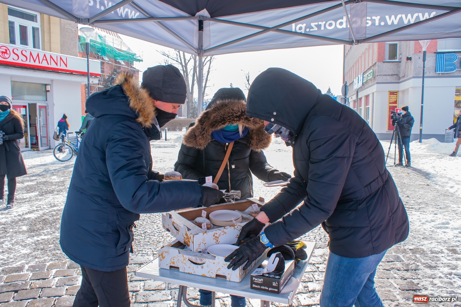 Zdjęcie w galerii na portalu naszraciborz.pl: Prezydent rozdaje pączki na Rynku [FOTO] wiadomości z regionu
