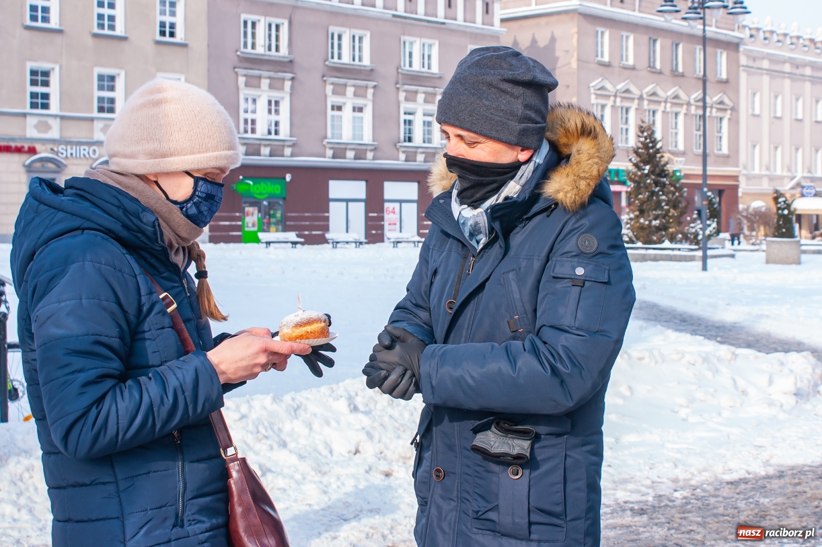 Zdjęcie w galerii na portalu naszraciborz.pl: Prezydent rozdaje pączki na Rynku [FOTO] wiadomości z regionu