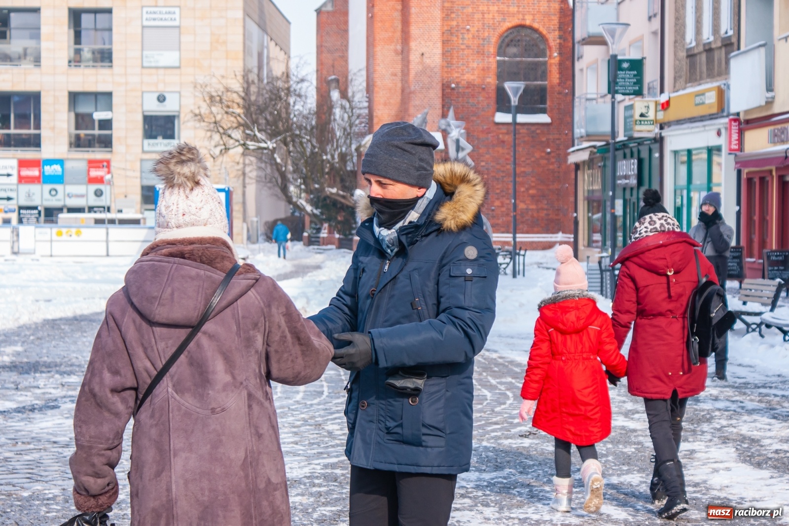 Zdjęcie w galerii na portalu naszraciborz.pl: Prezydent rozdaje pączki na Rynku [FOTO] wiadomości z regionu