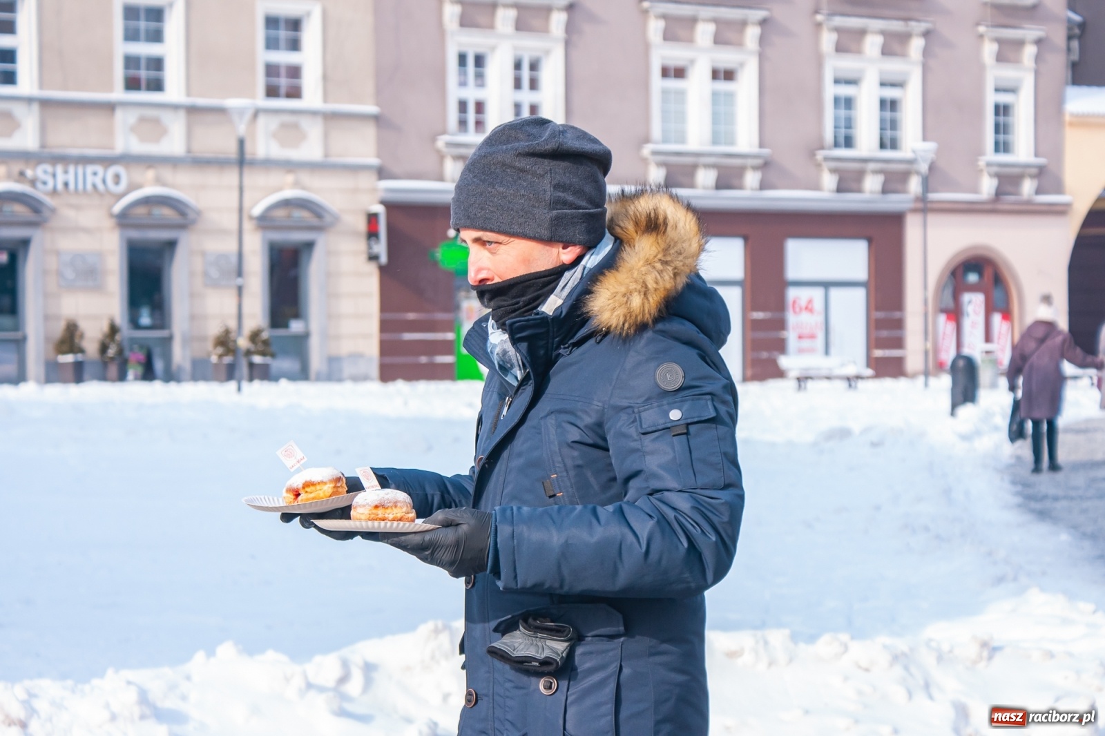 Zdjęcie w galerii na portalu naszraciborz.pl: Prezydent rozdaje pączki na Rynku [FOTO] wiadomości z regionu